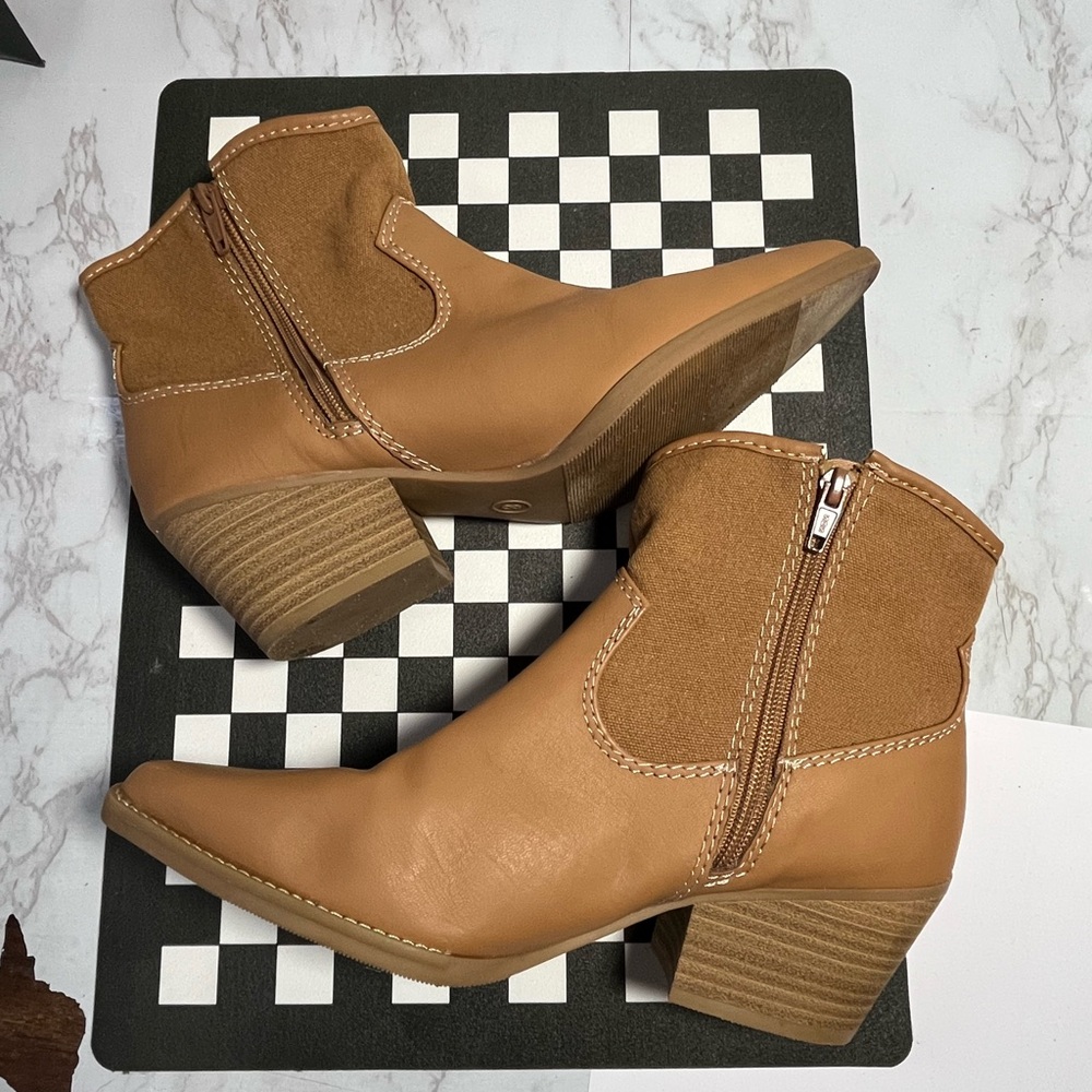 Universal Thread Tan Western Ankle Boots Womens Size 8 Block Heel Booties